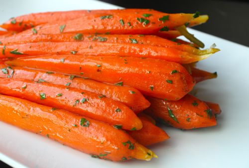 整根胡萝卜真空煮熟，拌上香草。