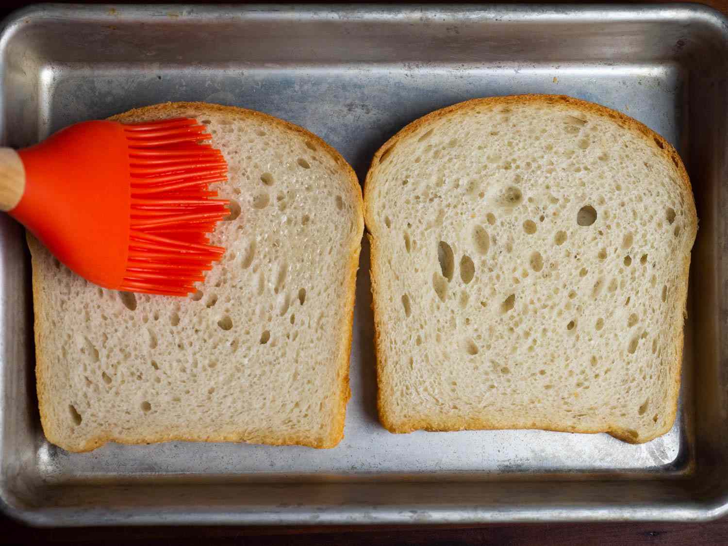 在烤锅里吃面包，烤面包的面包。