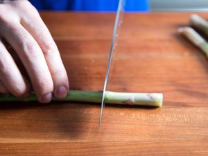 20170420-asparagus-trimming-vicky-wasik-7.jpg