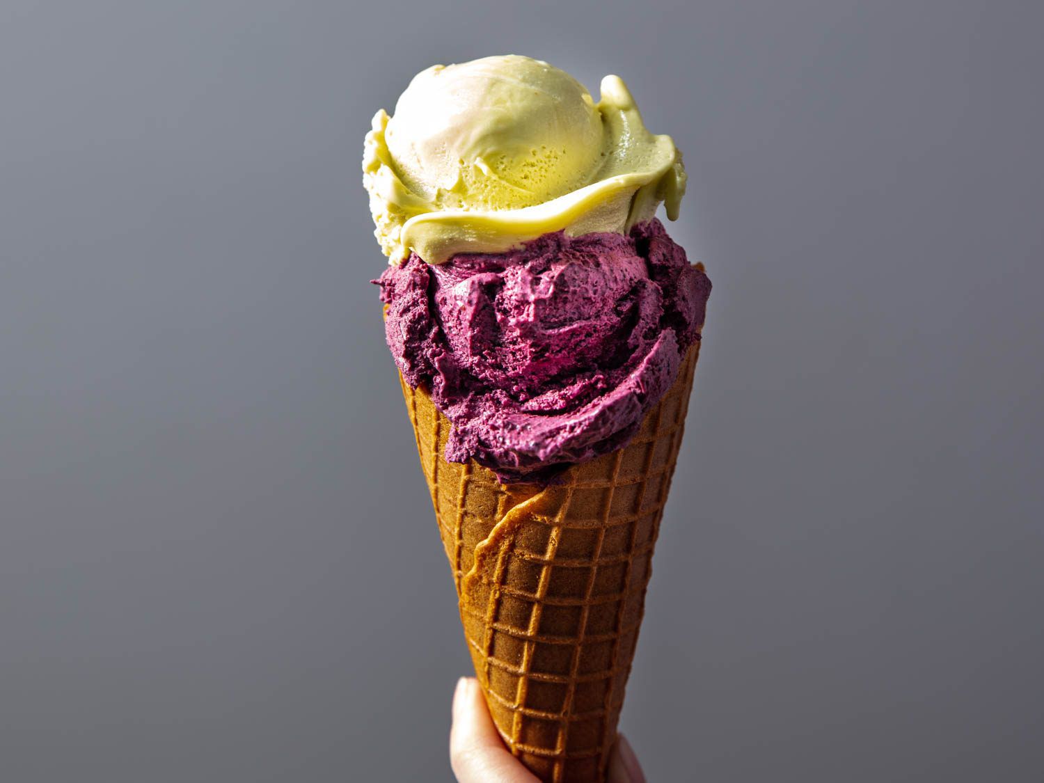 两球冰淇淋，一球紫色，一球绿色，装在自制的华夫蛋筒里gydF4y2Ba