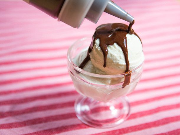 作者在一碗冰淇淋上淋上巧克力酱，用挤压瓶挤压。gydF4y2Ba