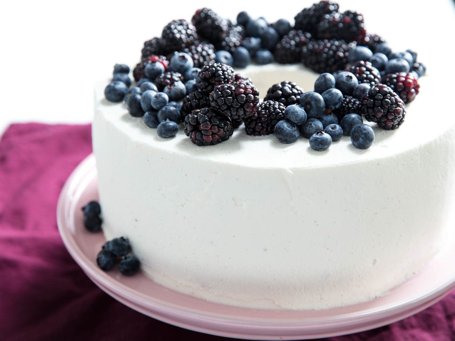 雪风蛋糕上撒上尚蒂伊奶油，上面点缀着新鲜的蓝莓和黑莓。gydF4y2Ba