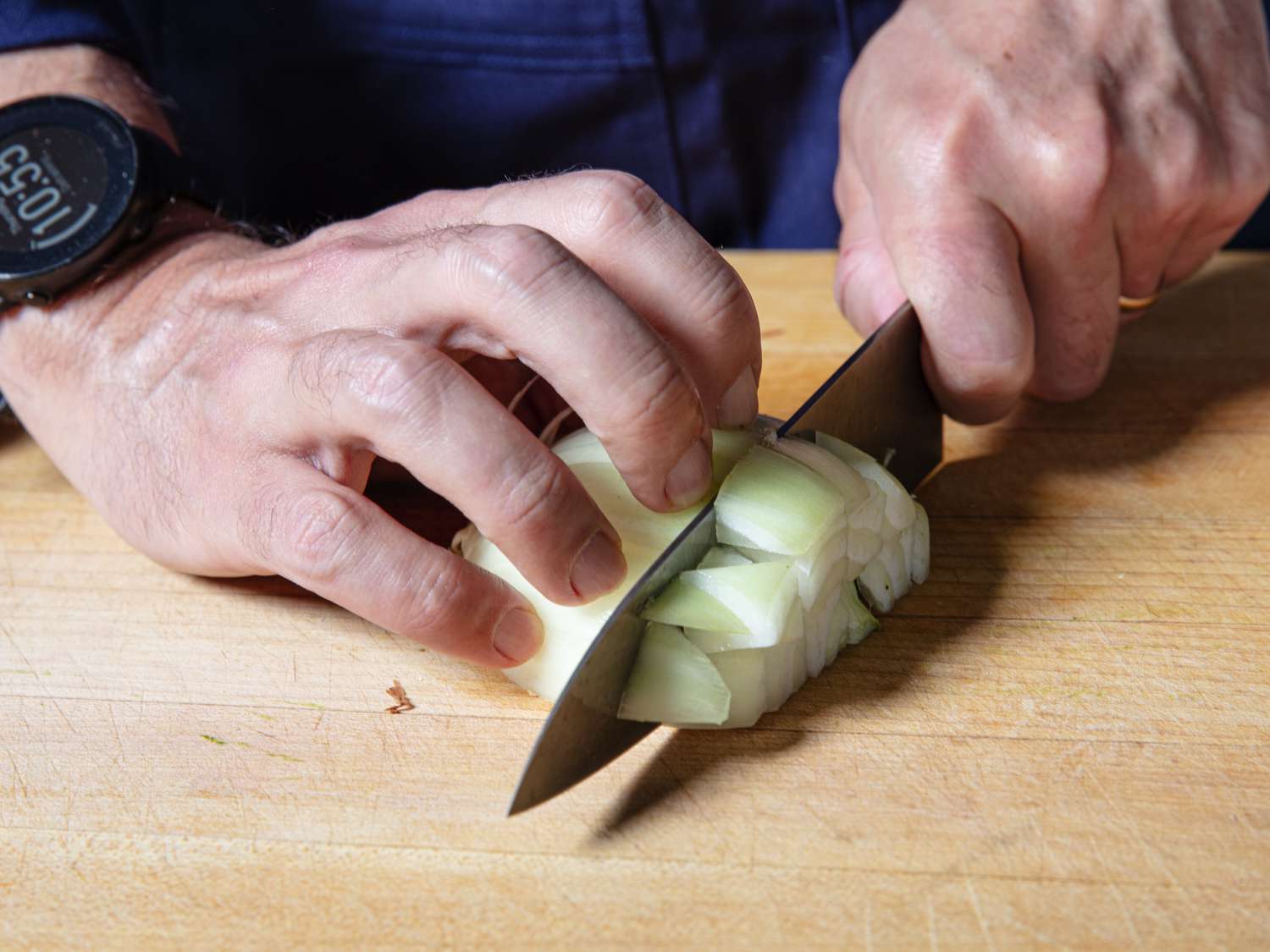 沿x轴沿Y轴和Z轴垂直切洋葱的刀，切成切好的洋葱块