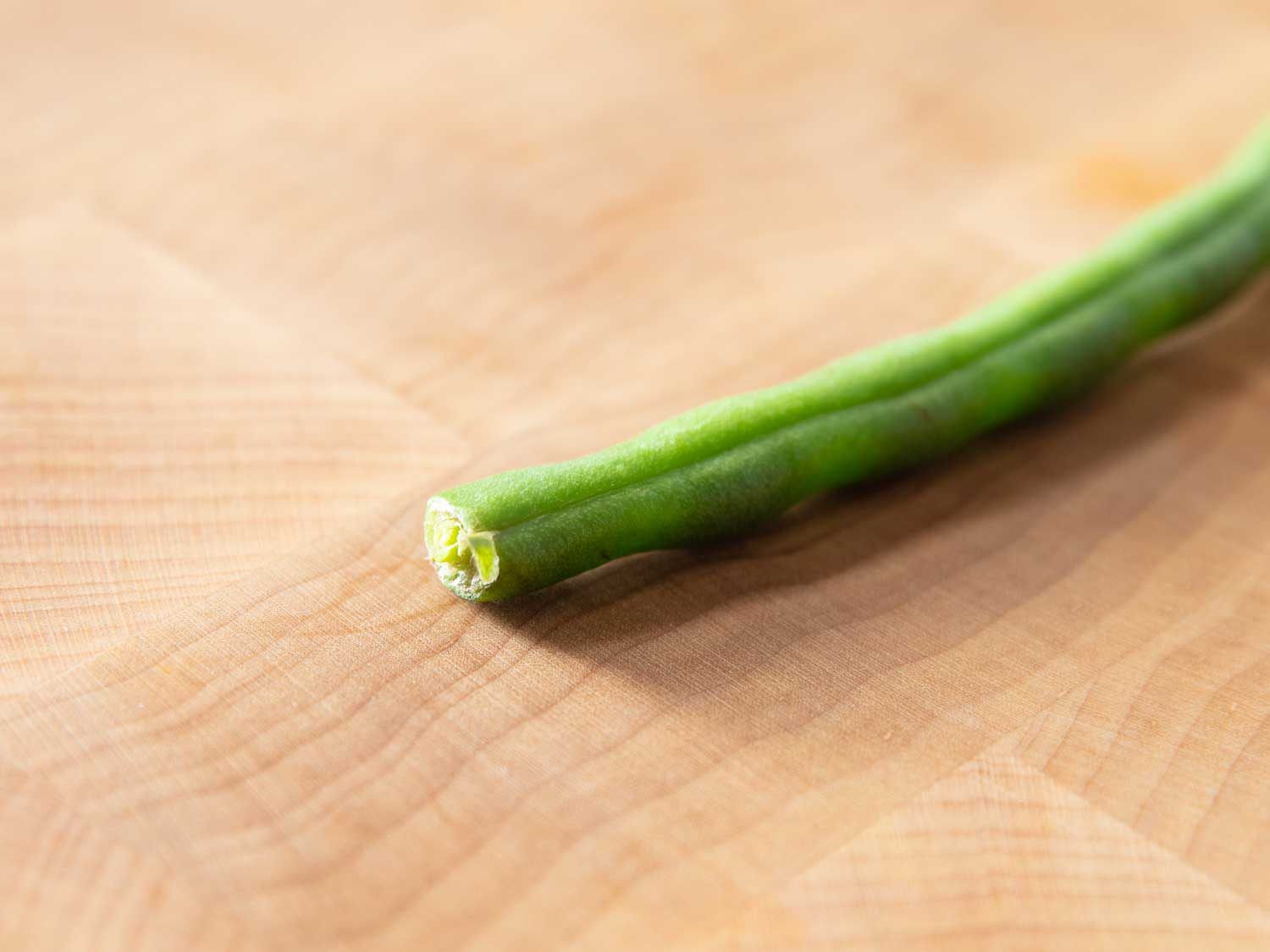 一颗青豆在购买前已经修剪过的干瘪、干燥的末端特写。这个需要再修剪一下。