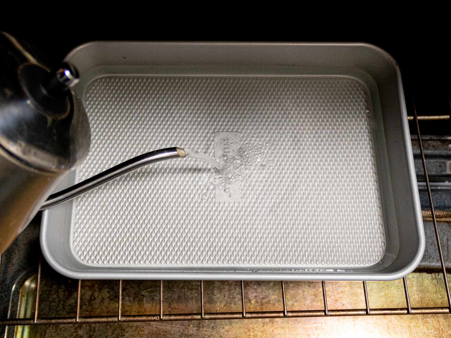 俯视of filling tray with boiling water