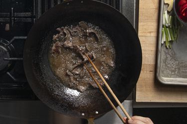 干炸牛肉的俯视图