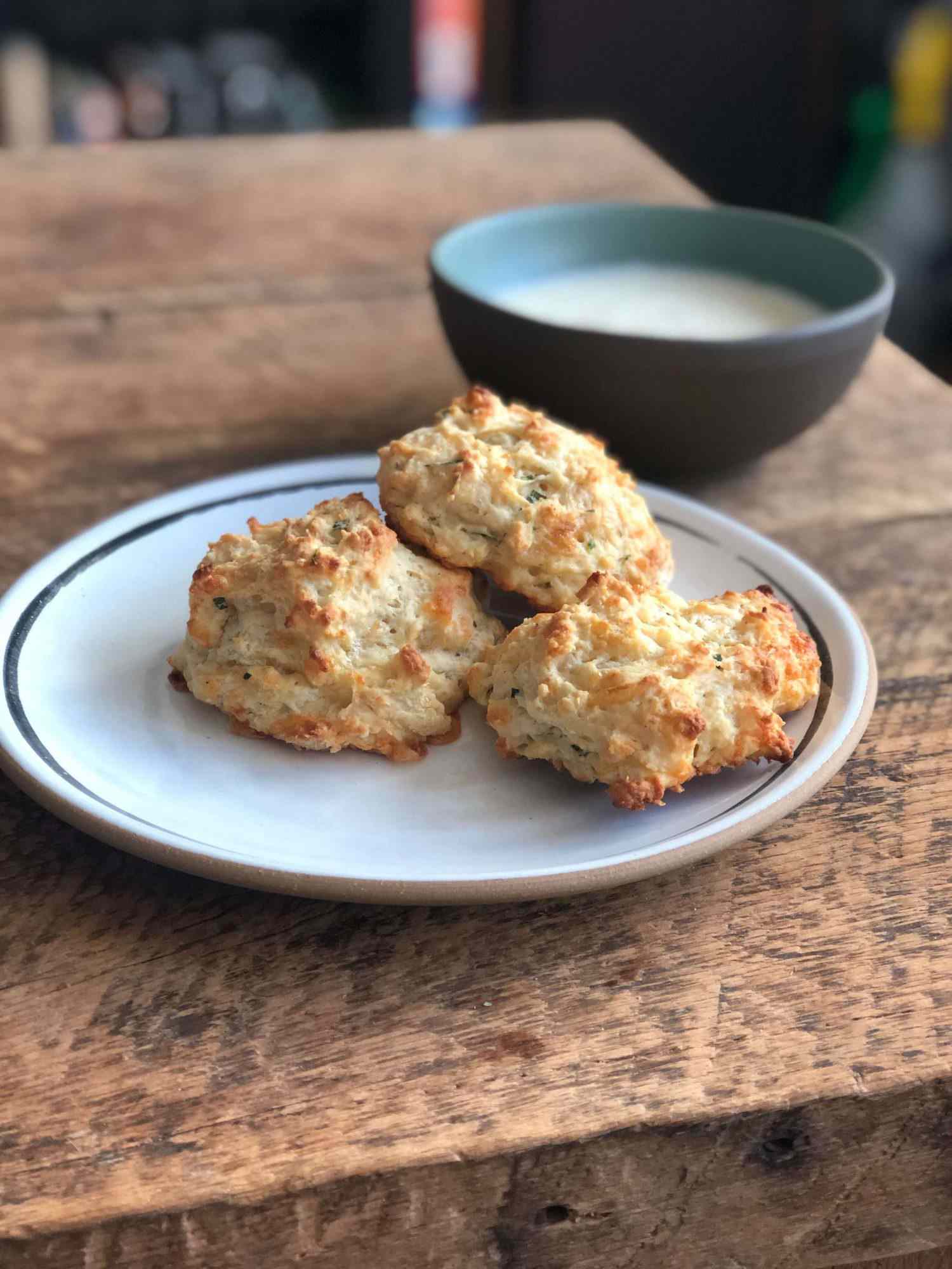 桌上放着一盘切达奶酪饼干