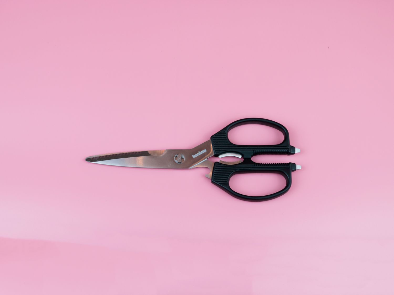 the Kershaw kitchen shears on a pink background