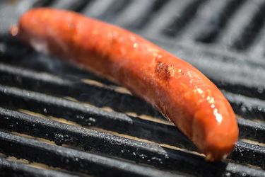 20140508-292404-how-to-grill-hot-dogs.jpg