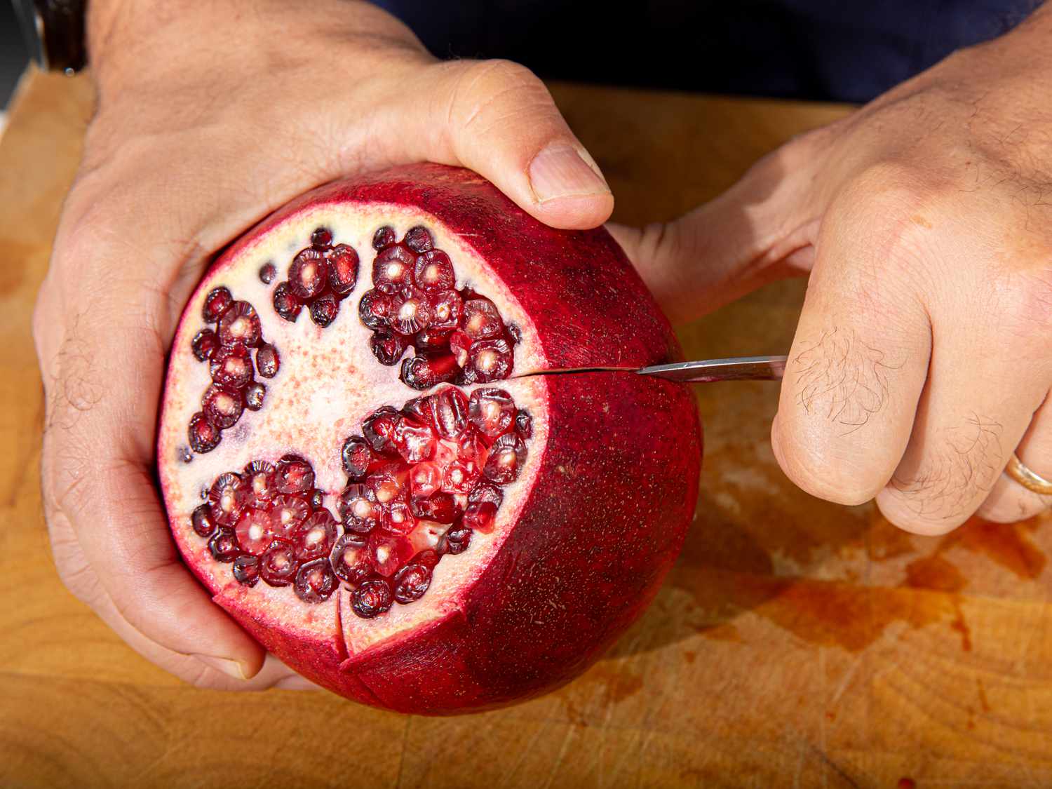 减少ting pomegranate into sections