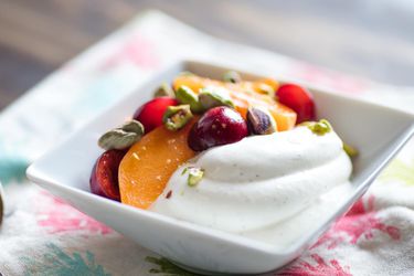 打过的希腊酸奶上面有水果和开心果。
