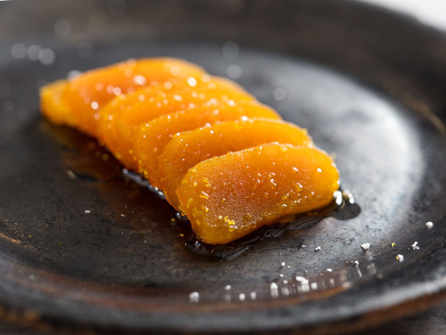 将bottarga切片，加入橄榄油，柠檬和盐