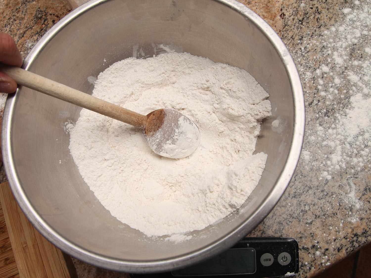面粉碗:装满自动发酵的面粉做饼干的搅拌碗