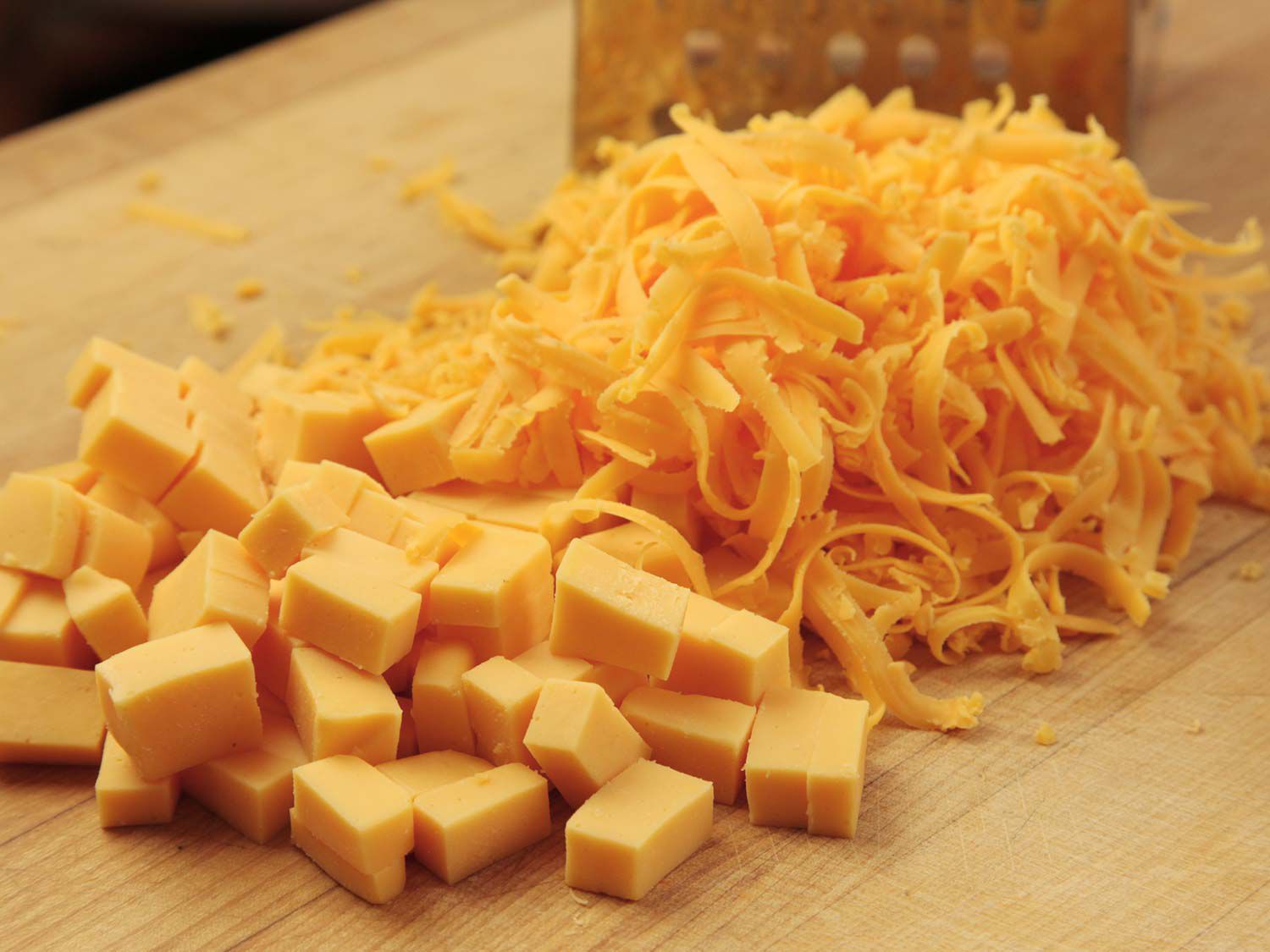 切达干酪切成丁，用磨碎器切碎。gydF4y2Ba