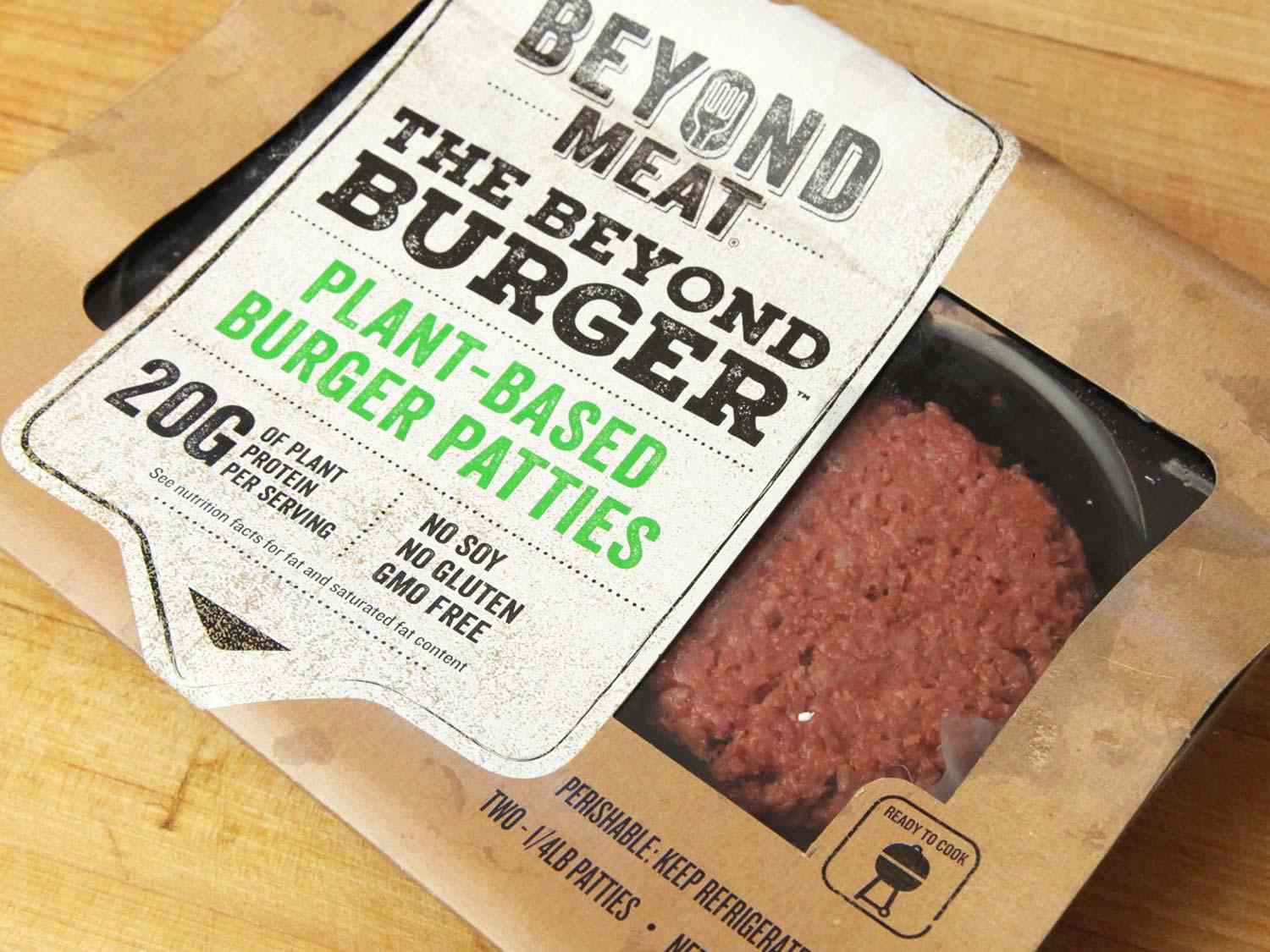 一包Beyond Meat的植物性汉堡肉饼。