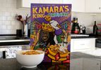 柜台上放着一盒卡玛拉国王脆脆麦片，前面放着一碗麦片