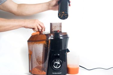 Juicing carrots in a hamilton beach juicer