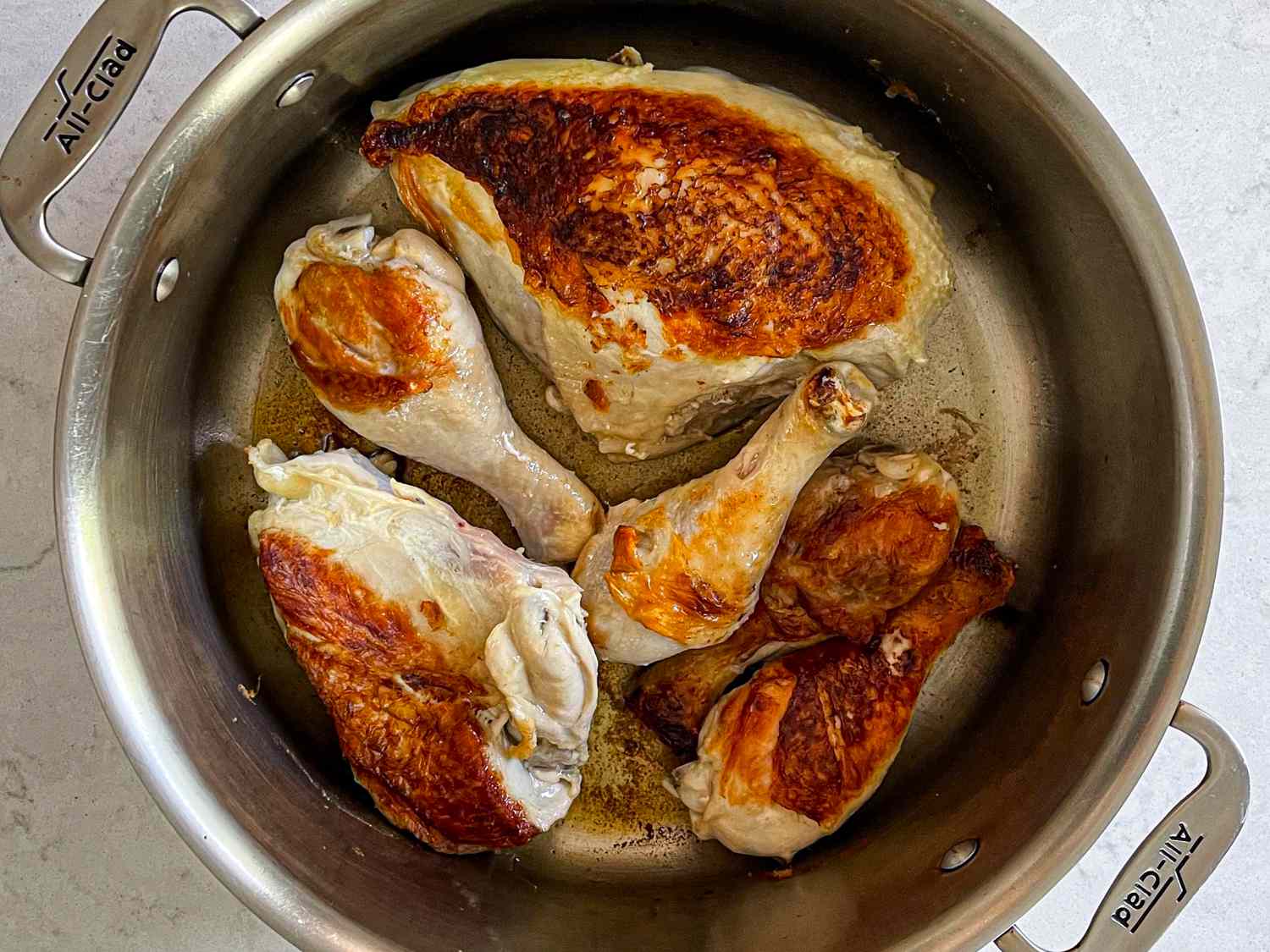 鸡块在高汤锅里烤。