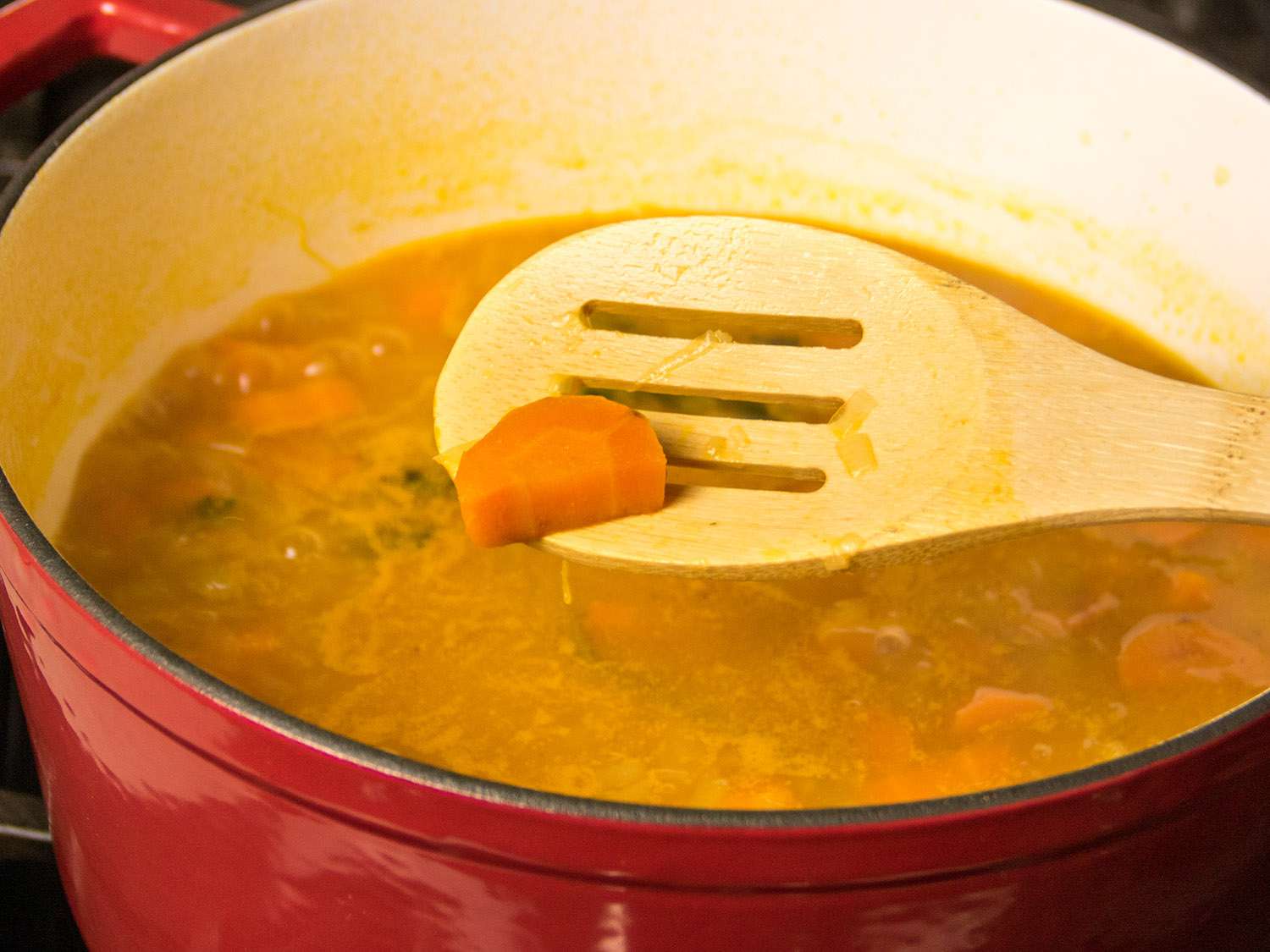 用荷兰烤箱煮胡萝卜汤。