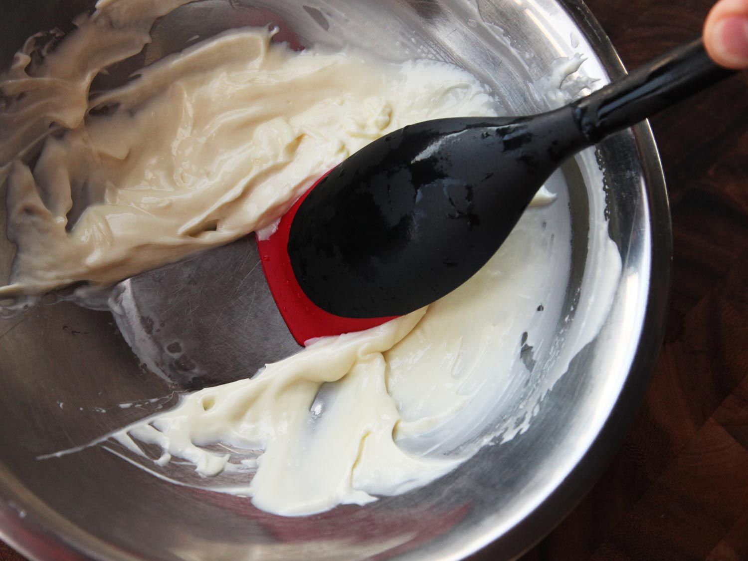 Le Creuset硅胶勺刮蛋黄酱在碗里