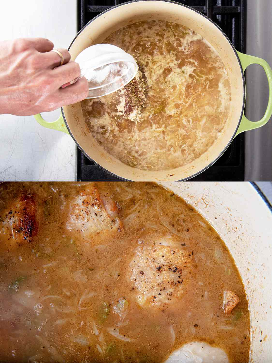 两幅图像拼贴。上图:往沸腾的高汤中加入香料。下面的图片:在高汤中烹饪的鸡肉的特写，显示鸡肉块大部分浸在水里