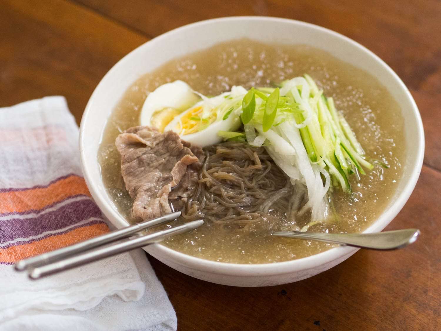 韩式冷面汤的侧面