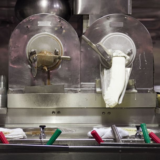 Kopp's的连续冰淇淋冷冻室。新鲜的香草蛋奶沙司正从一台机器里出来。