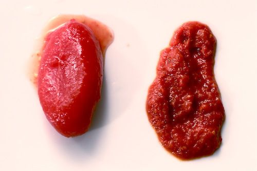 图片显示整个罐装西红柿和罐装西红柿之间的区别purée。