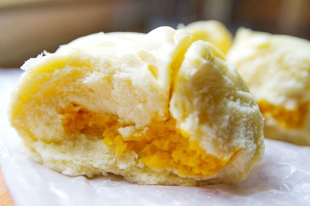 20141001-chinese-bakery-sweets-golden-steamer-pumpkin-bun-thumb-610x406-400795.jpg