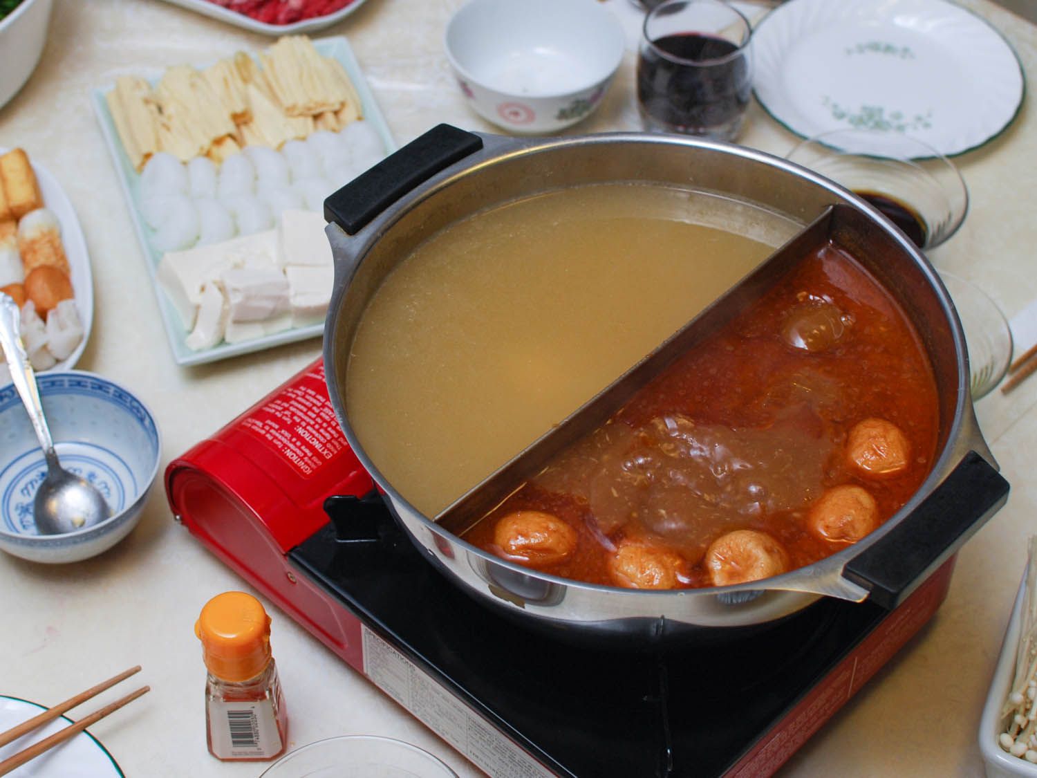 中国火锅里面有两种不同的肉汤。gydF4y2Ba