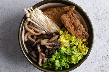 日式乌冬面，陶瓷碗，蘑菇豆汤，炒蘑菇，生蘑菇，葱片，白菜，豆腐。