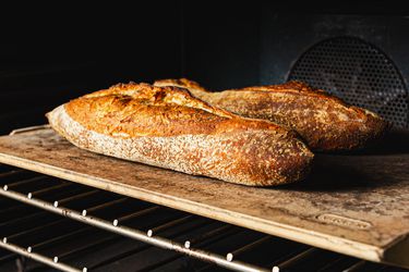 面包放在烤箱里的烤石上