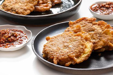 用红薯和香肠做成的韩国煎饼。