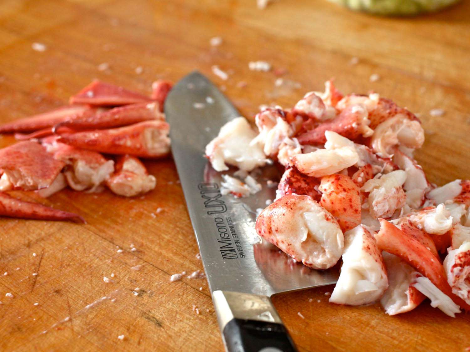 把煮熟的龙虾肉切成块