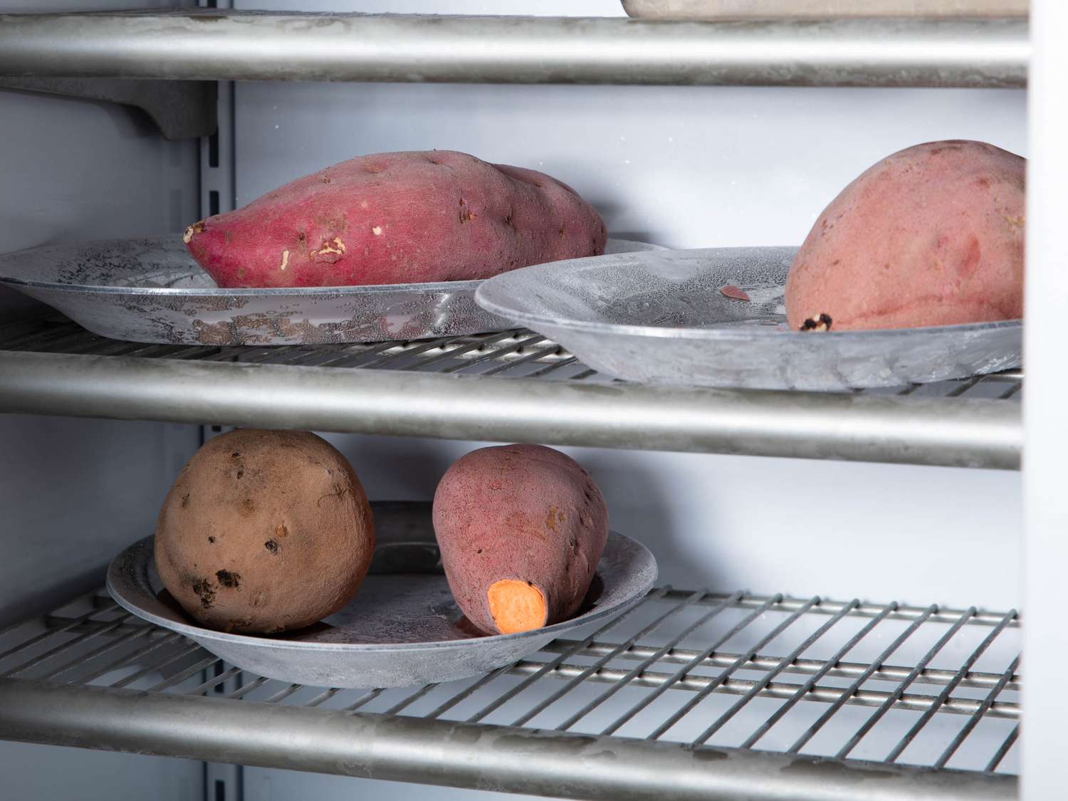 派上加红薯。冰箱里的盘子