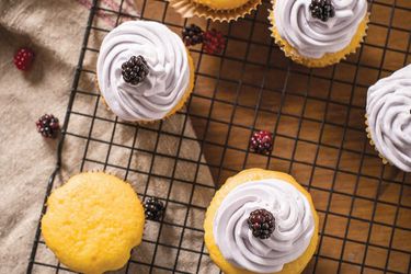 vanilla blackberry cupcakes
