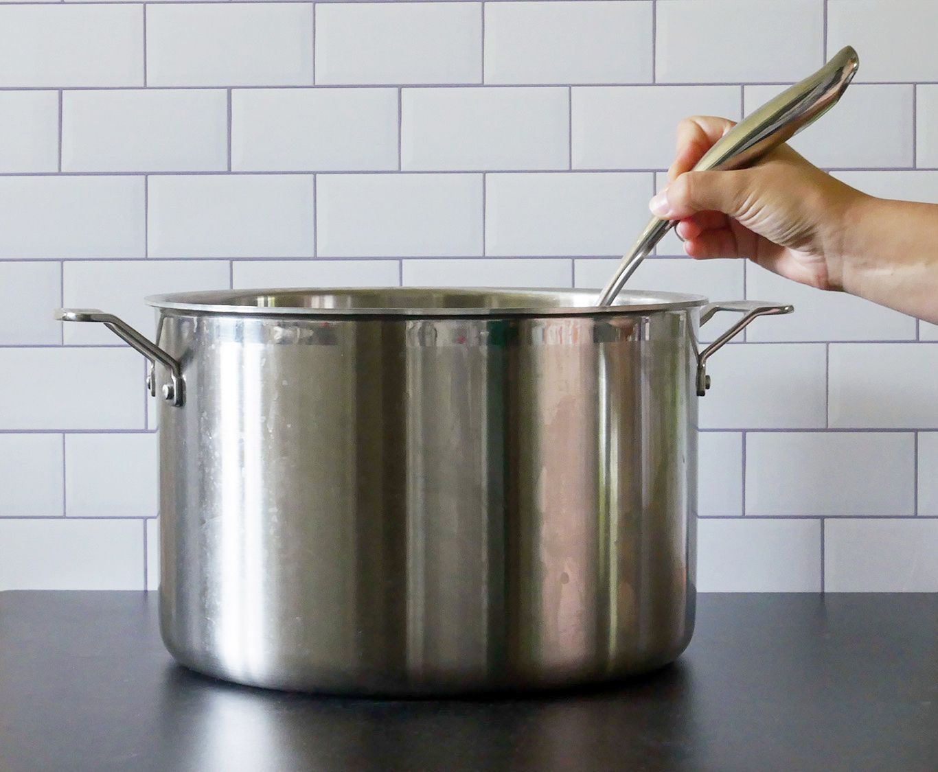 把长柄长勺放在锅里，以显示手柄的曲线