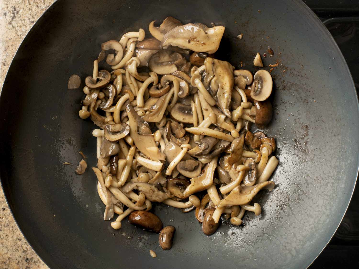 蘑菇汁蒸发后放入锅中烹煮。
