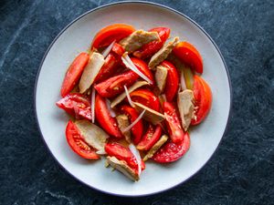 一种经典的番茄和蔬菜沙拉，用一条金枪鱼三明治。