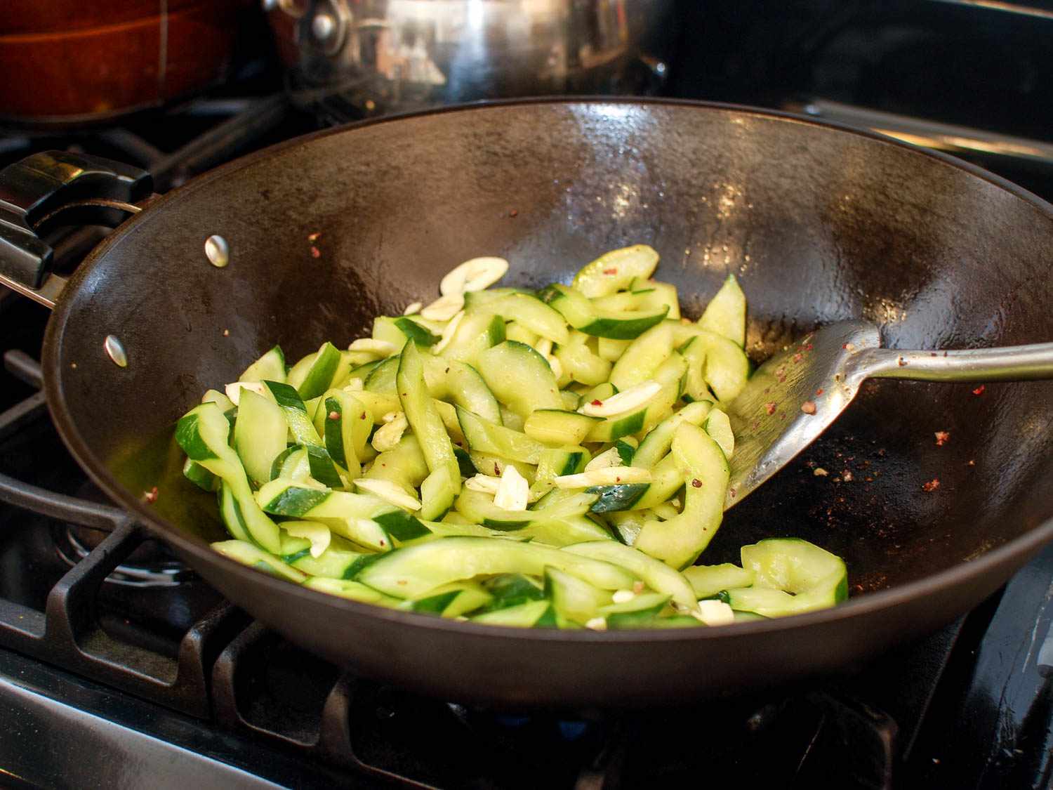 黄瓜，大蒜和辣椒片在锅里翻炒。