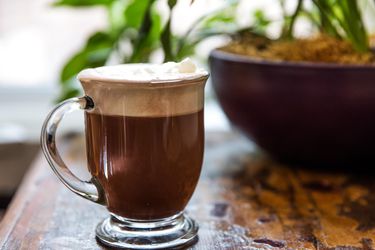米兰热巧克力咖啡杯，淋上鲜奶油gydF4y2Ba