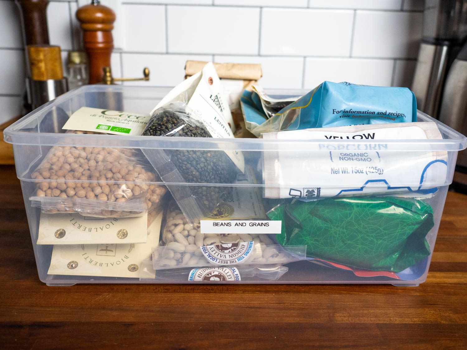 装满袋装干豆和豆类的塑料盒子