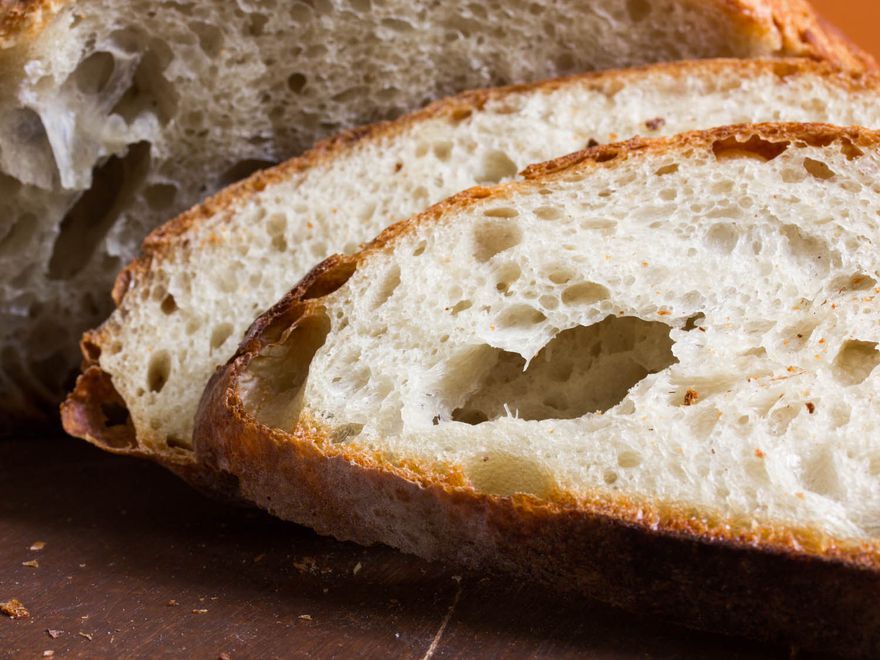 两片手工面包的特写，其余的面包在背景中。
