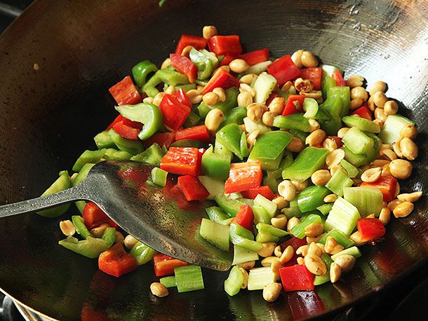 将甜椒、芹菜和花生放入锅中煸炒，做成外带式宫保鸡丁。gydF4y2Ba