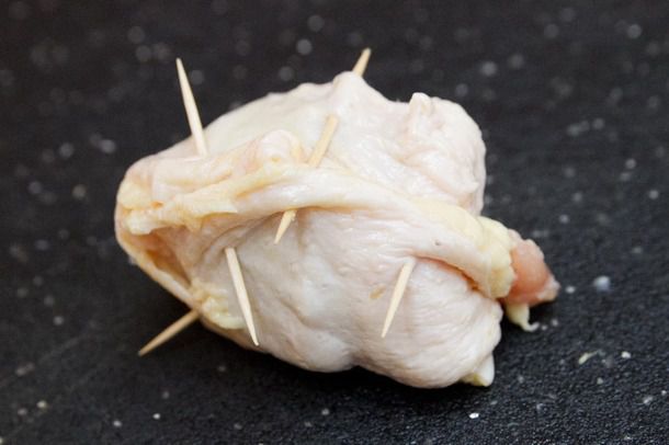 一个小包里的鸡肉，用了一袋鱼爪，把它放进皮袋里