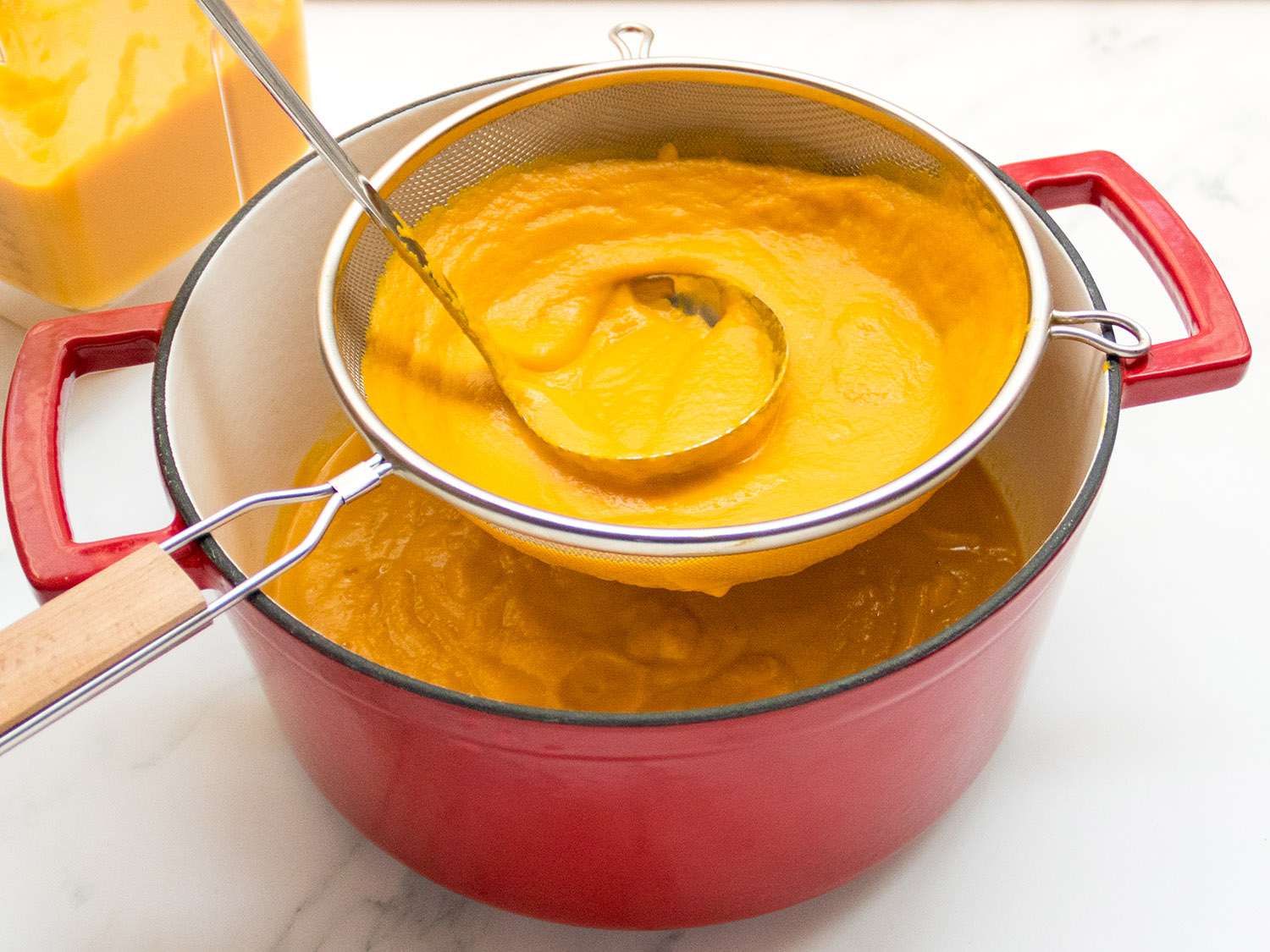 胡萝卜汤在筛子上。