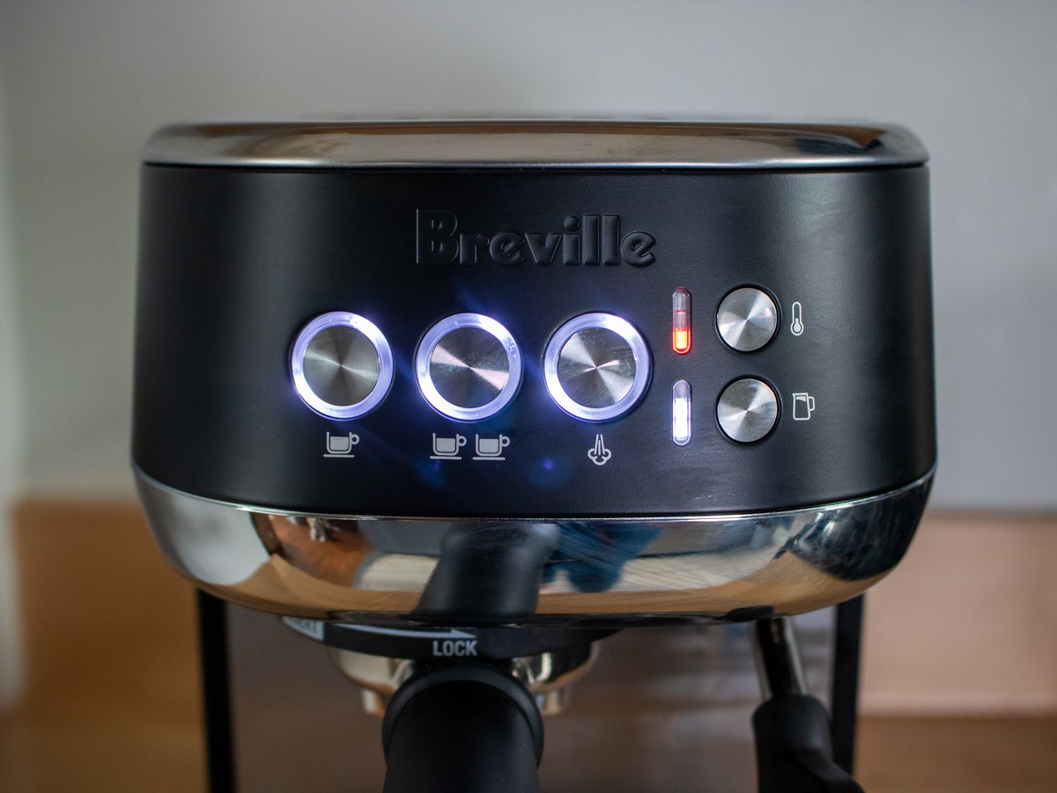 Breville Bambino Plus浓缩咖啡机的前显示屏