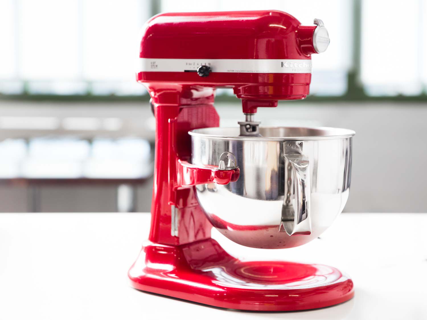 厨房台面上的一个红色KitchenAid立式搅拌机