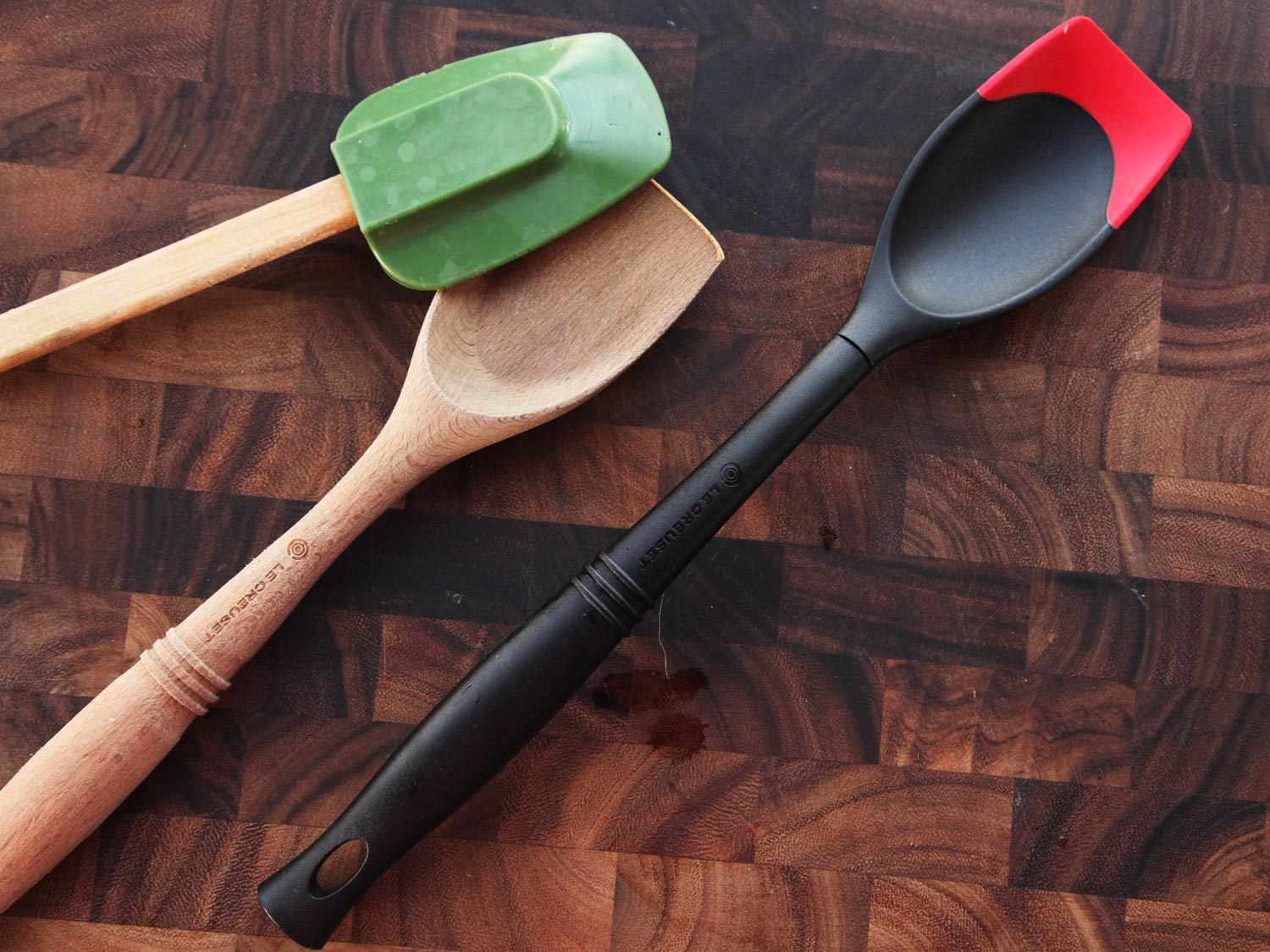 三种器具:硅胶头木制柄的锅铲，木制刮勺，尼龙刮勺