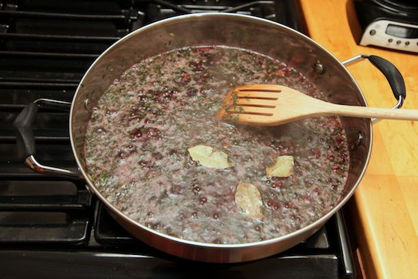 将红酒和月桂叶加入锅中。